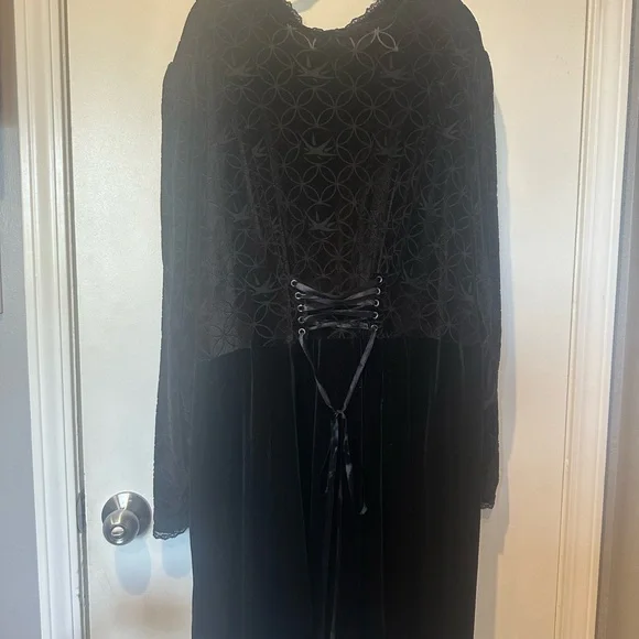 The Witcher Yennefer Velvet Hi-Low Waistcoat
Plus Size - Picture 5 of 9